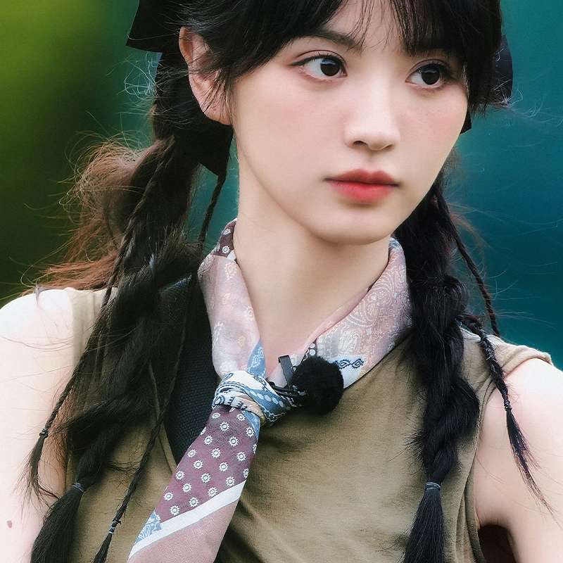 優雅な蝶結びスカーフ