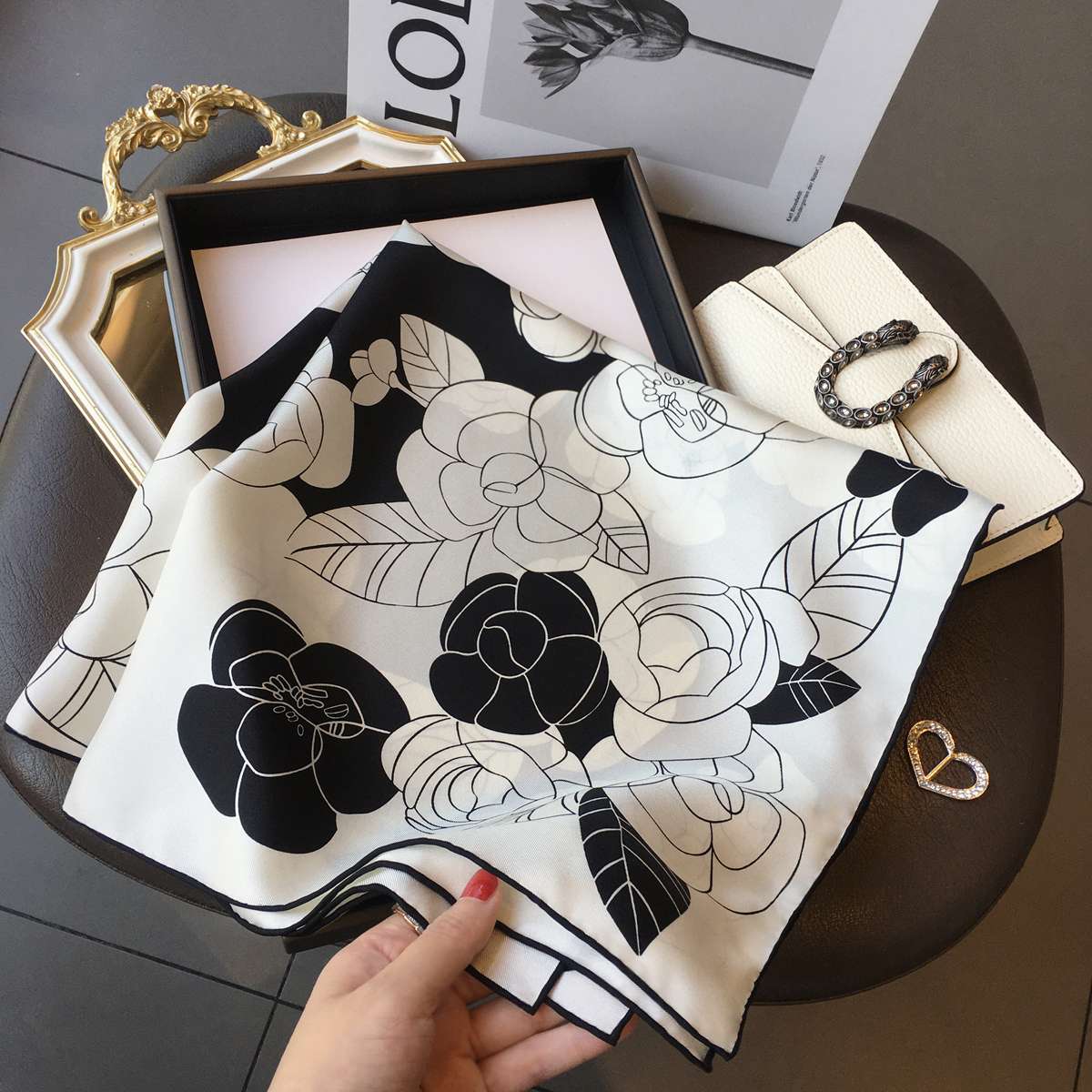 優雅な花園シルクスカーフ