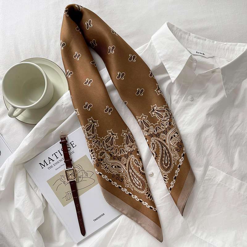 華麗なペイズリー柄シルクスカーフ