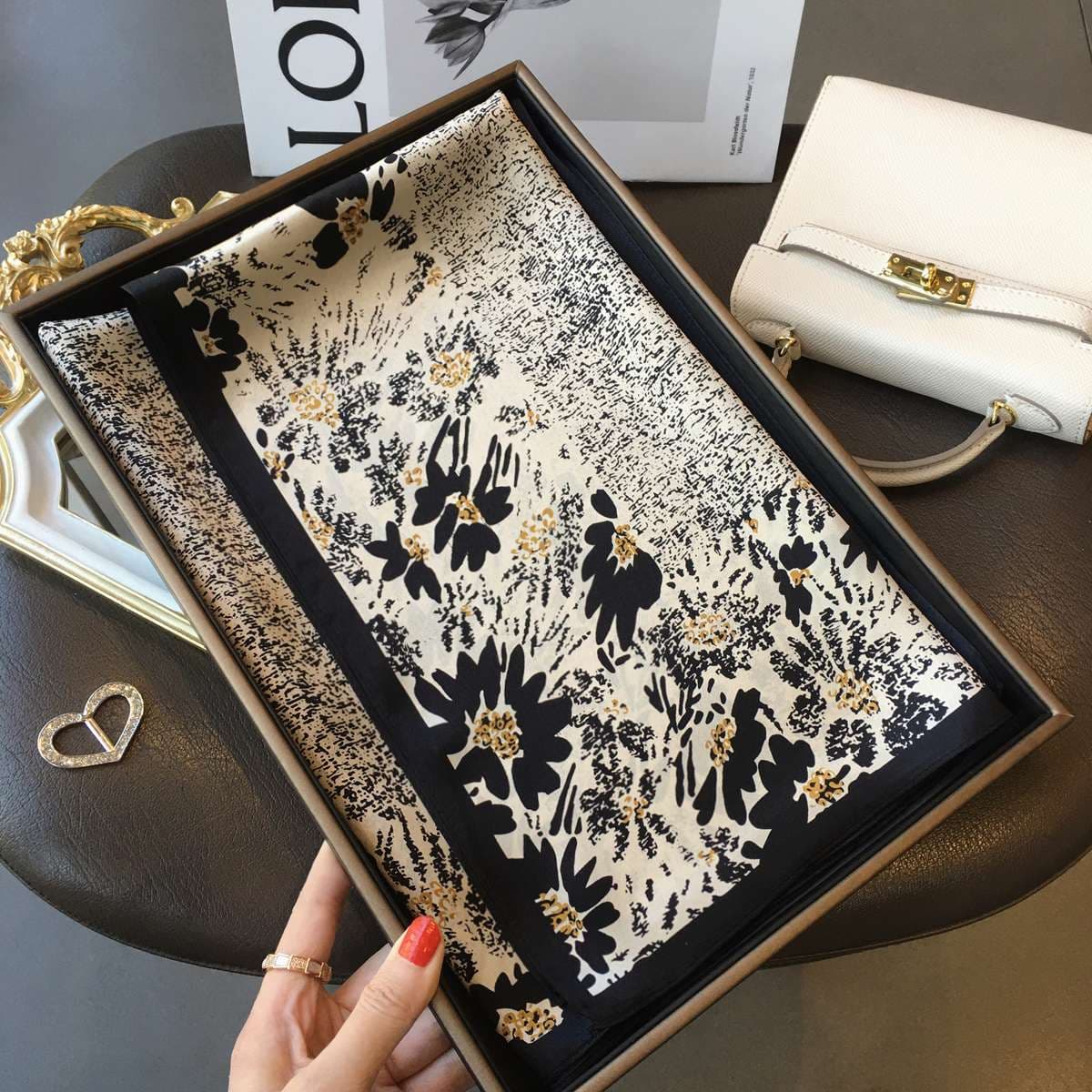 芸術的な花柄シルクスカーフ
