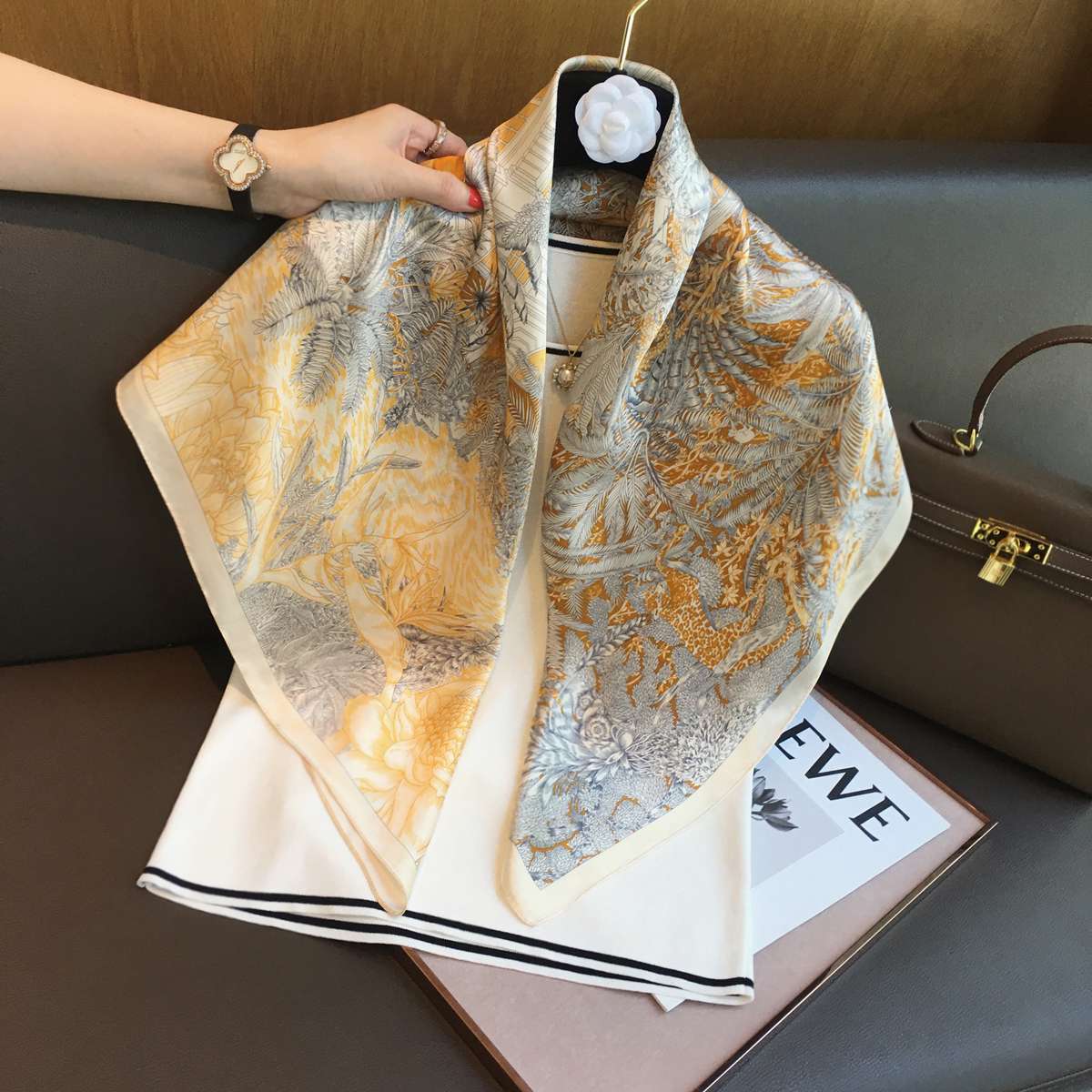 優雅な花園シルクスカーフ