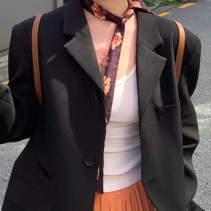 華やかな花柄シルクスカーフ