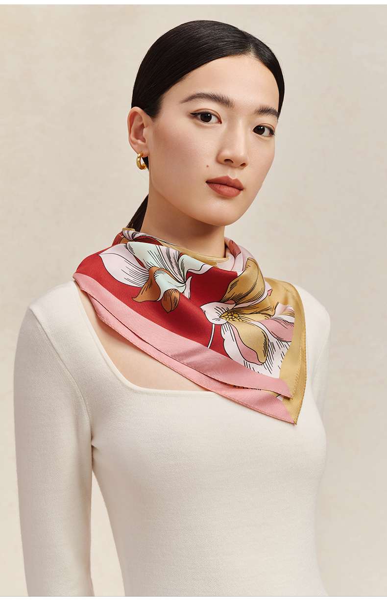 優雅な花柄シルクスカーフ