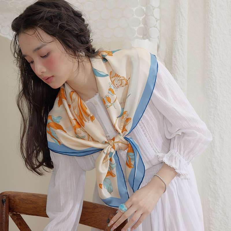 春の訪れを感じる花柄スカーフ