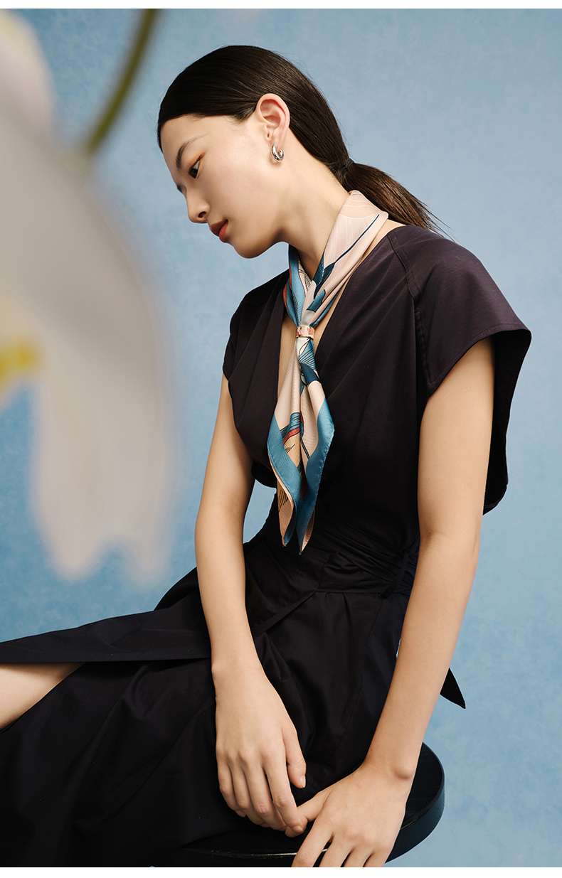 優雅な花柄シルクスカーフ