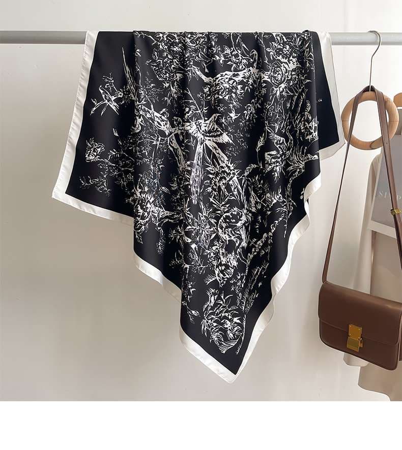  優雅な花柄シルクスカーフ