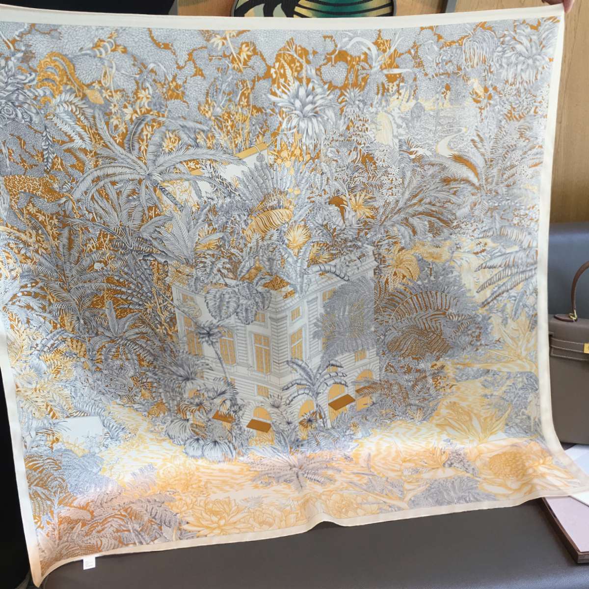 優雅な花園シルクスカーフ