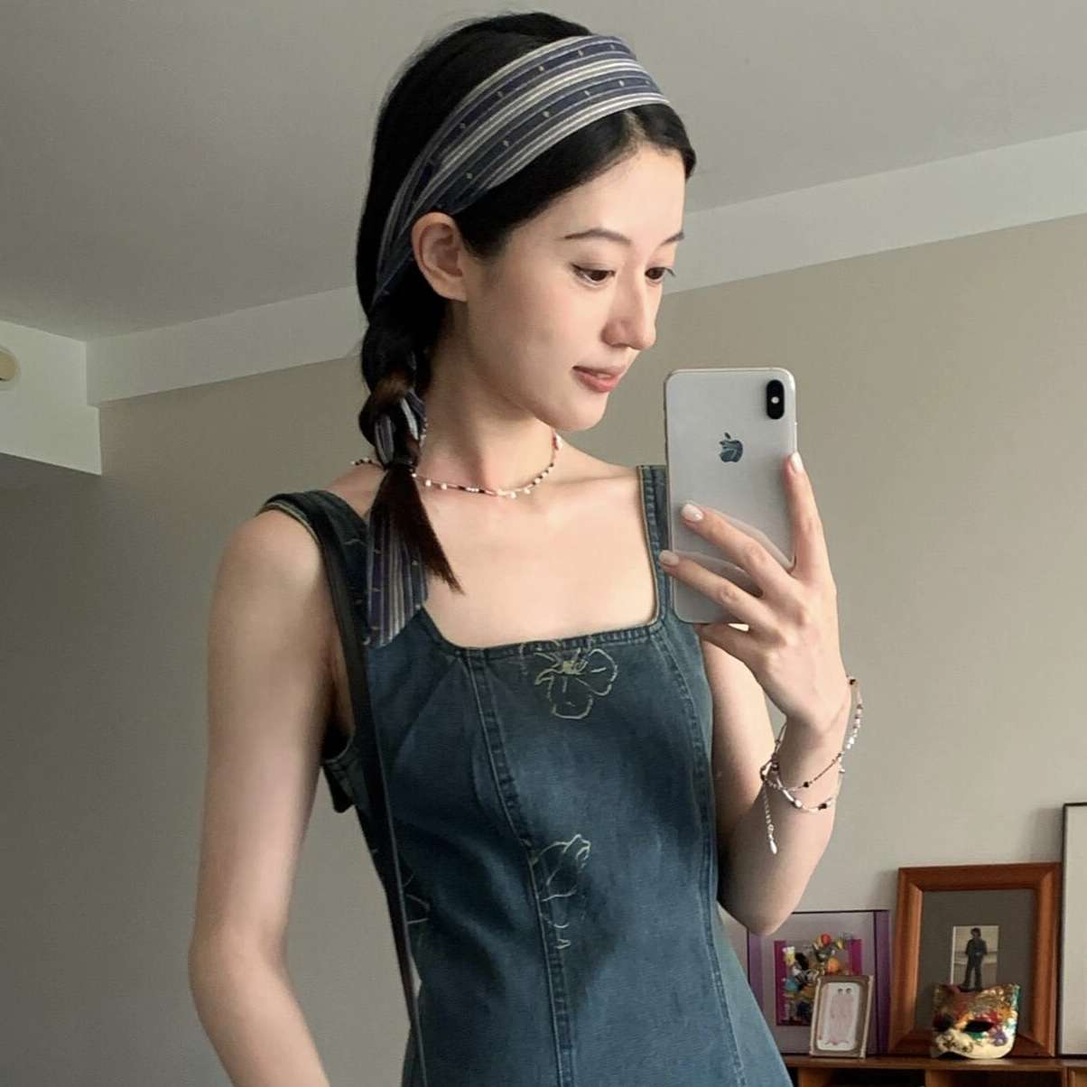 優雅な首元を彩る細長スカーフ