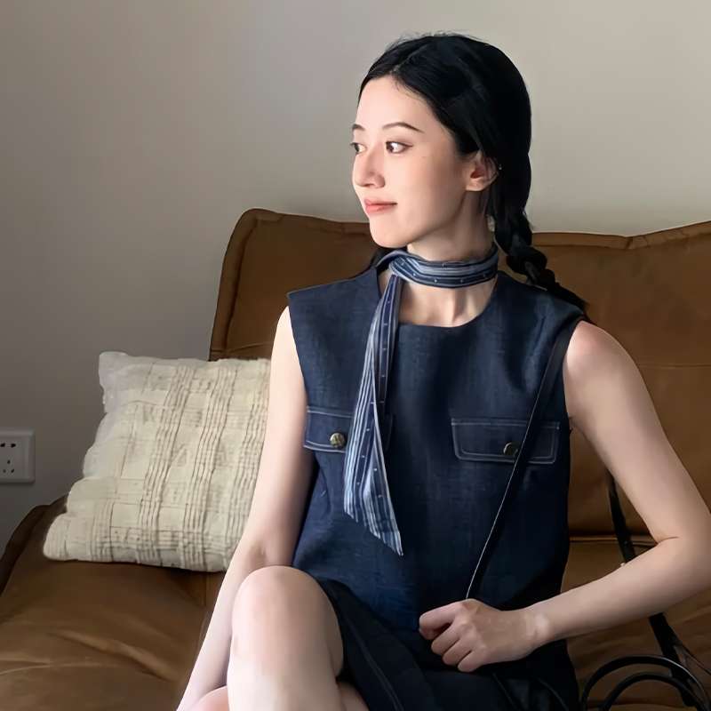 優雅な首元を彩る細長スカーフ