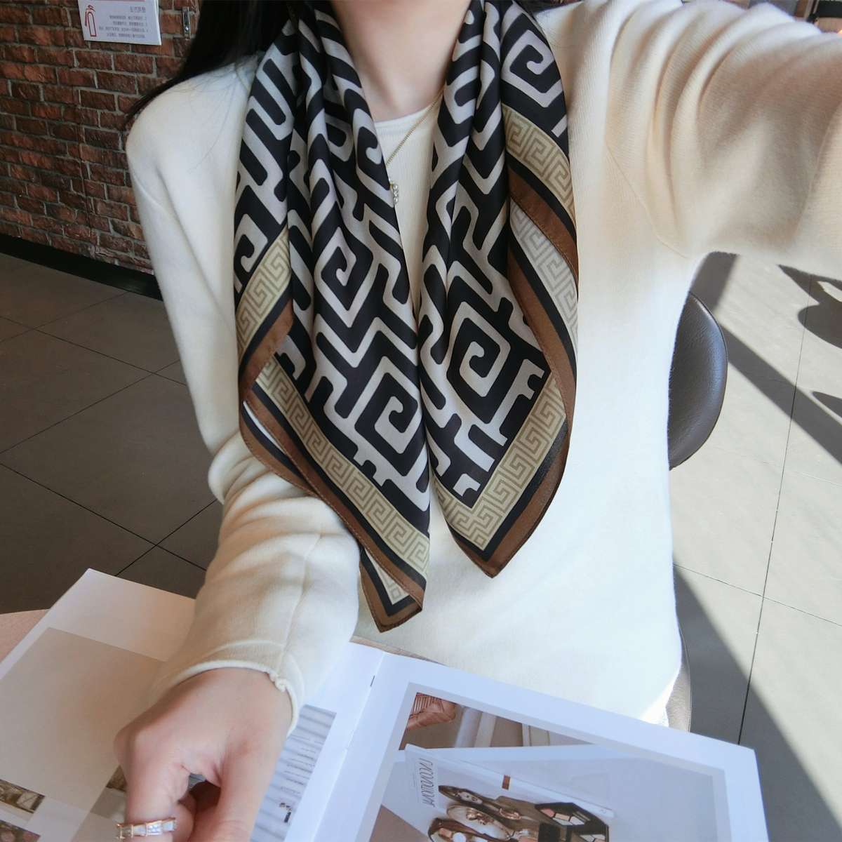 古典迷路柄シルクスカーフ