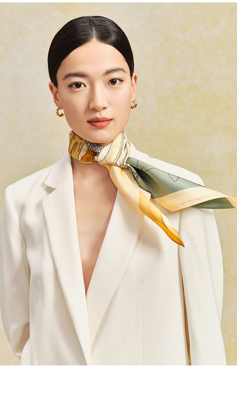 優雅な花柄シルクスカーフ