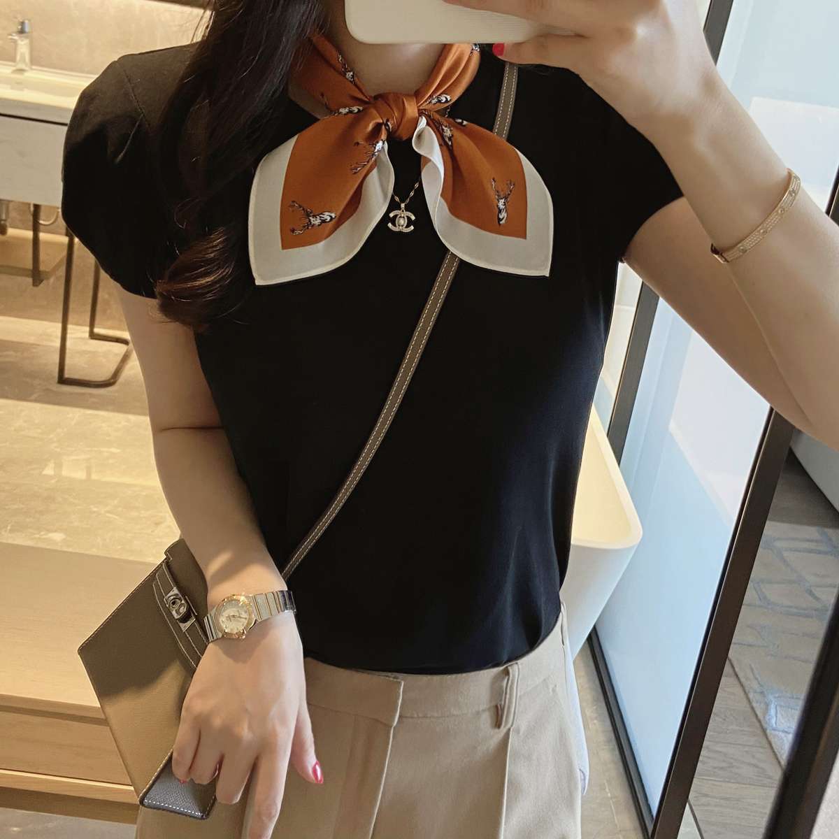 森の王者 シカ柄スカーフ