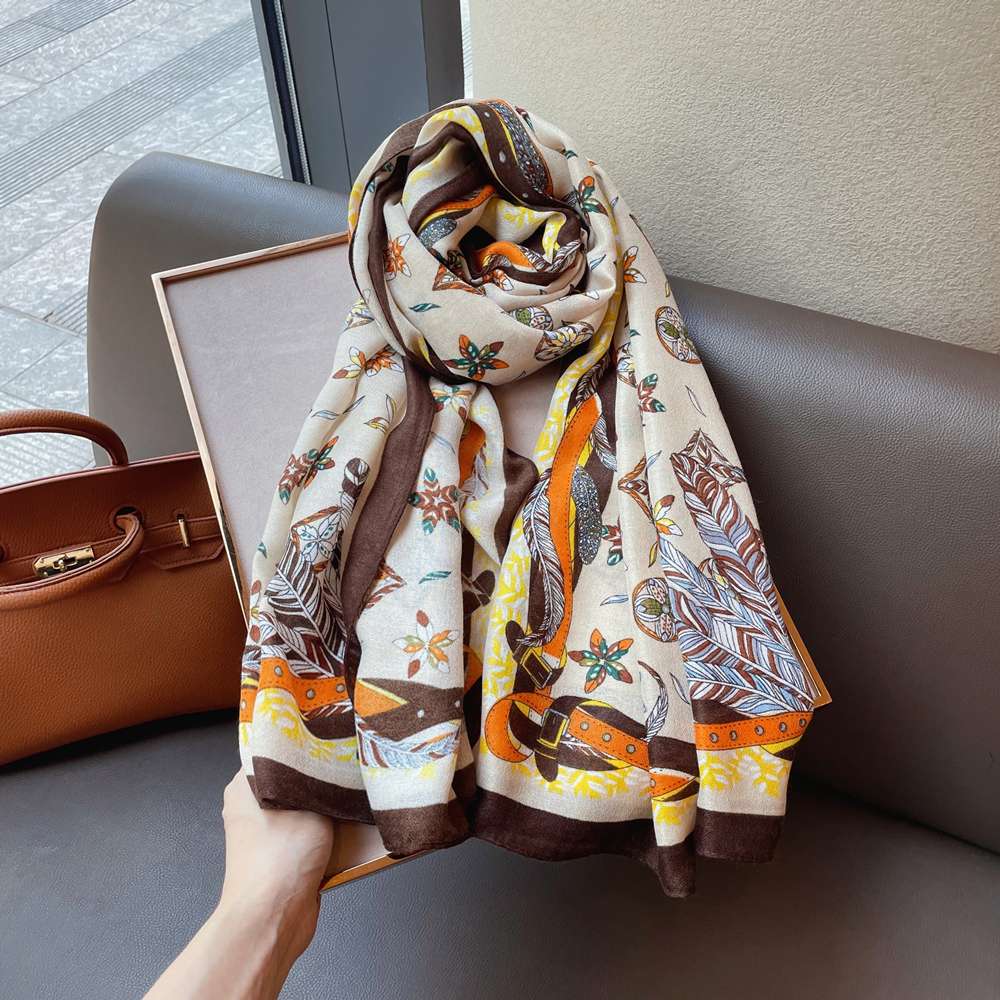 花と革飾り柄シルクスカーフ