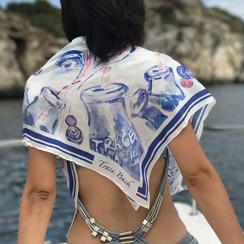 優雅な蝶舞うシルクスカーフ