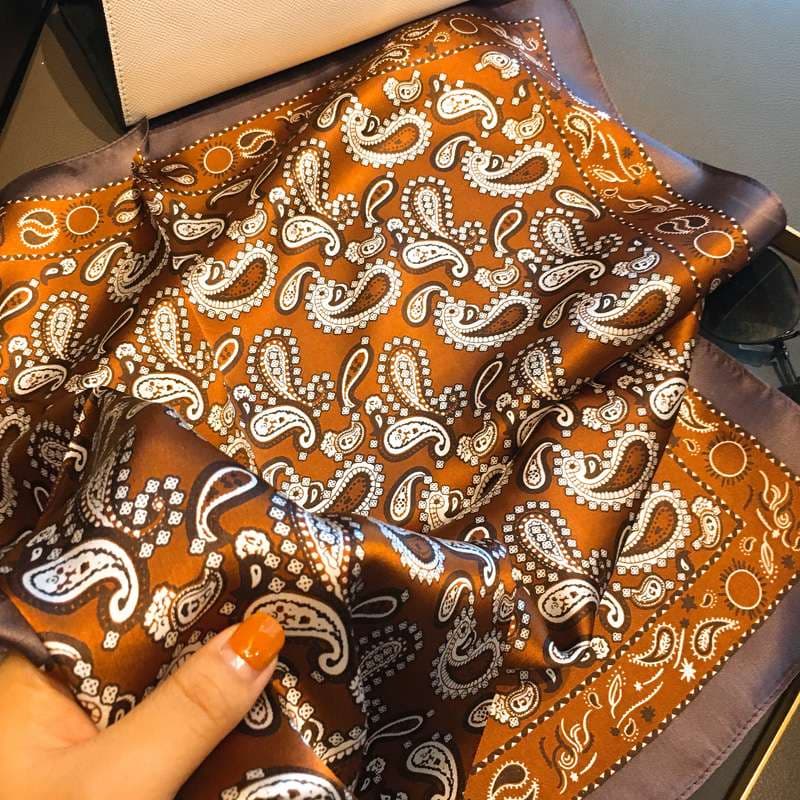 ペイズリー模様のスカーフ