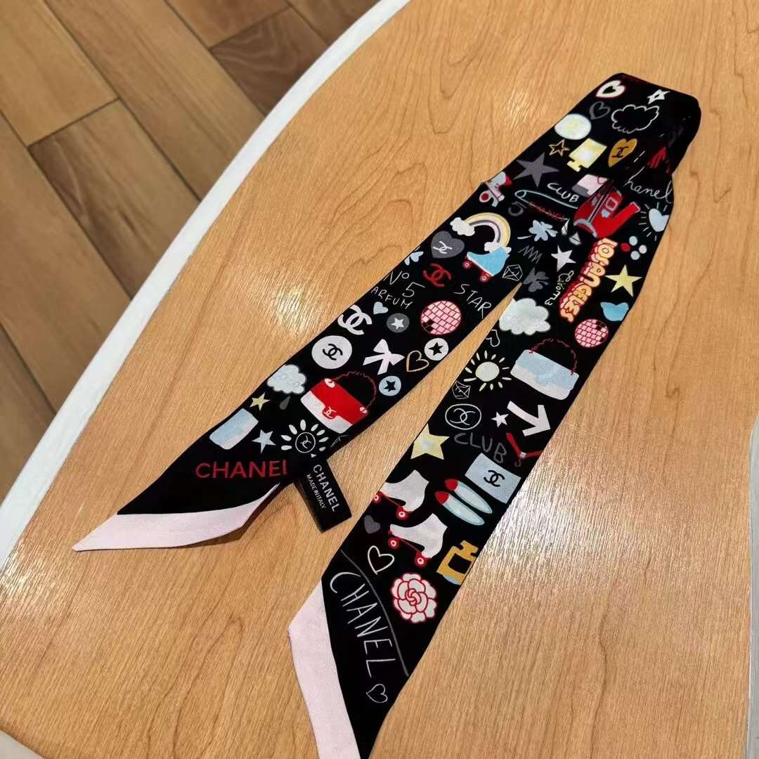 遊び心溢れる装飾スカーフ