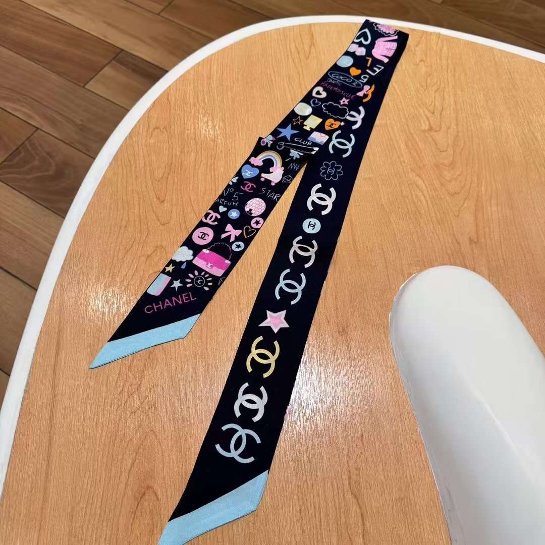 遊び心溢れる装飾スカーフ