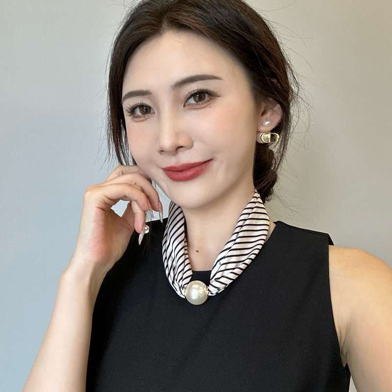 優雅な真珠飾りスカーフ