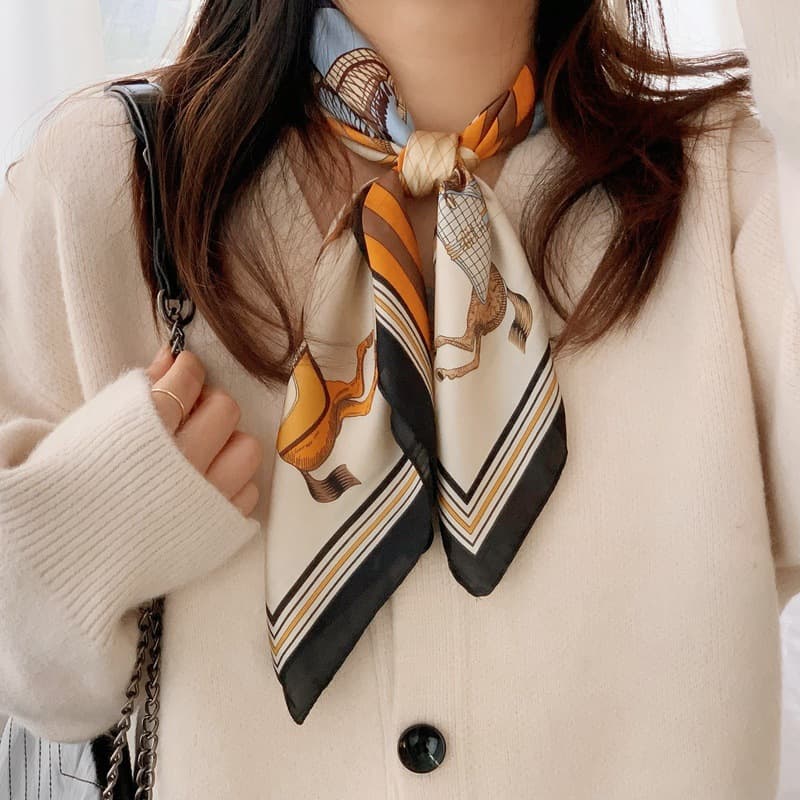 優美な模様が織りなす上質シルクスカーフ